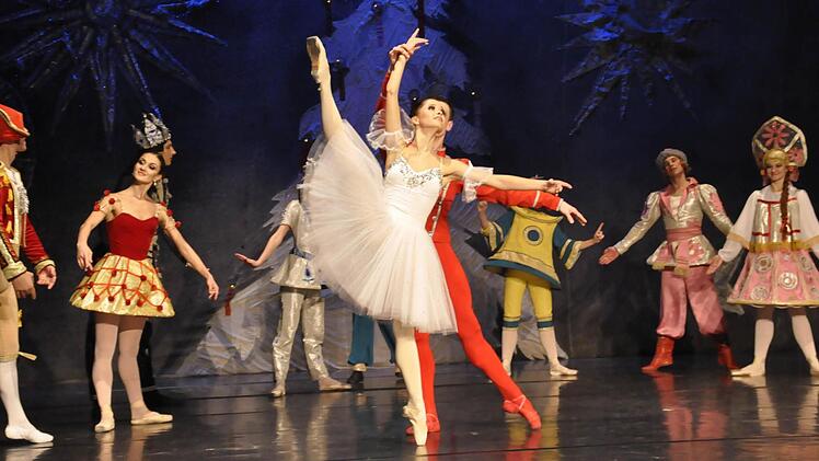 Ein Traumpaar Kateryna Kalchenko als Klara und Mykhailo Syniavskyi als der Nussknackerprinz.  Foto: Peter Klopf