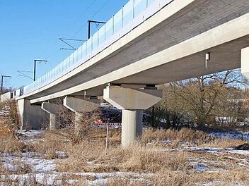Die Füllbachbrücke, Teil der Einschleifung von der ICE-Strecke nach Coburg, hat sich vier Zentimeter gesetzt. Fotos: Simone Bastian