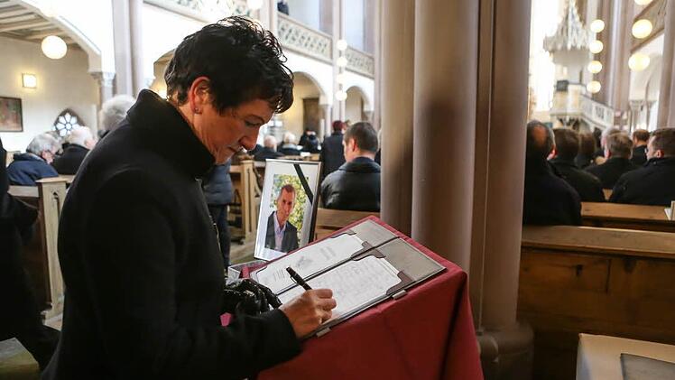Zu den Trauergästen, die sich in die Kondolenzbücher eintrugen, gehörte auch Landtagsvizepräsidentin Inge Aures. Foto: Barbara Herbst