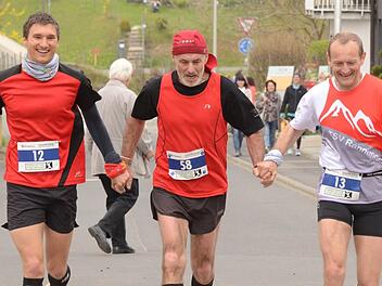 Der Laufpirat und seine Kompagnons: Günter Straub (Mitte=, Markus Veth (links) und Holger Veth vom TSV Rannungen. Foto: Jürgen Schmitt