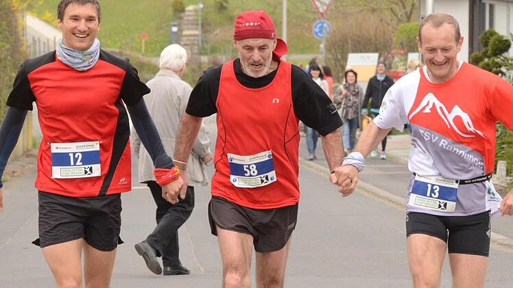 Der Laufpirat und seine Kompagnons: Günter Straub (Mitte=, Markus Veth (links) und Holger Veth vom TSV Rannungen. Foto: Jürgen Schmitt