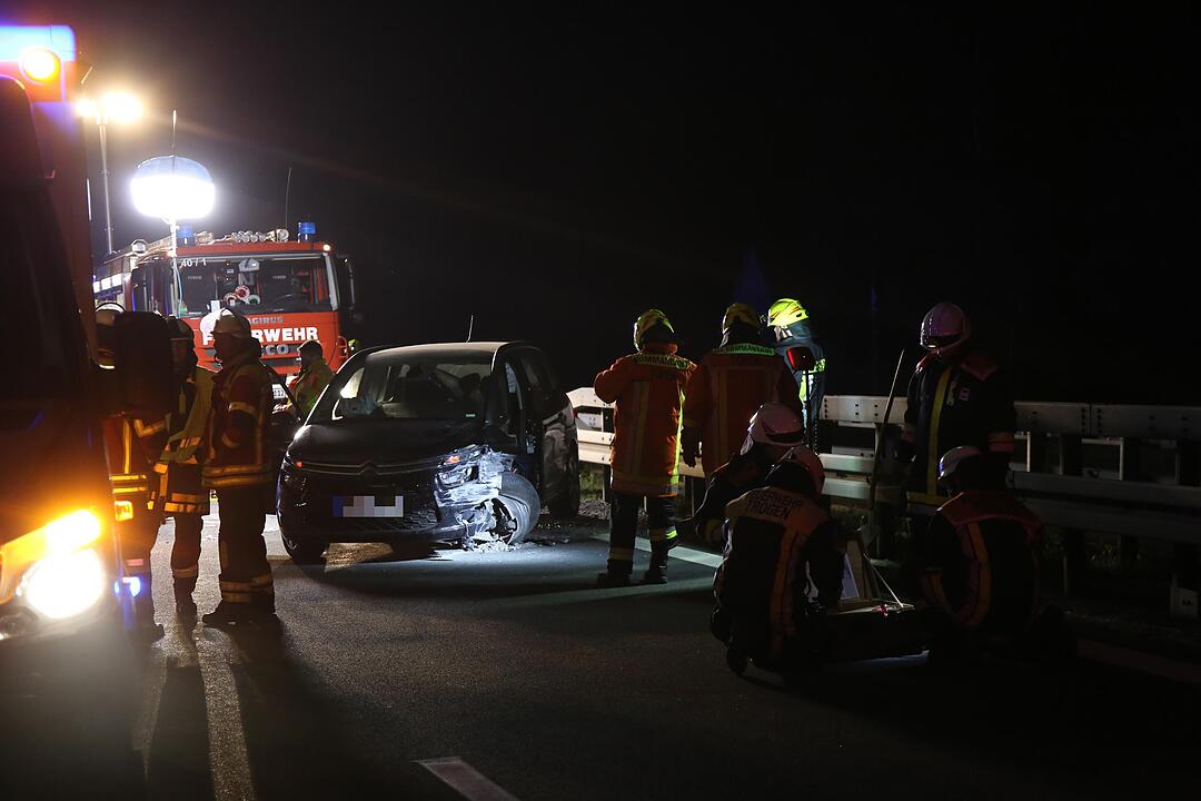 Autofahrerin kracht mehrfach in Leitplanke - Drei Insassen des Wagens verletzt – Feuerwehr muss eingeschlossene Fahrerin befreien