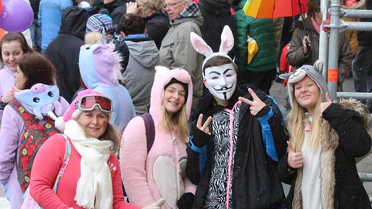 Auch die Jugend war in guter Stimmung am Rande des Umzugs durch die Stadt.