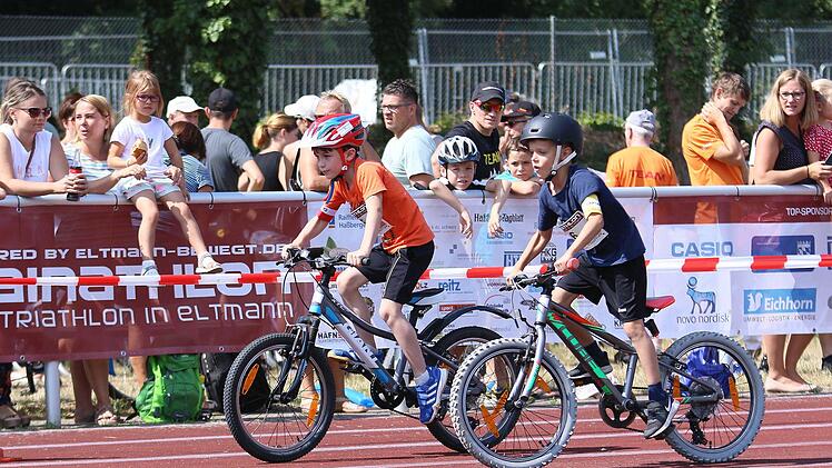 Der sechsjährige Elias (links) und Leo (7), beide aus Eltmann, beim Fahrradfahren. Zu absolvieren war eine Runde um die Tartanbahn auf dem SG-Sportgelände.Ralf Naumann