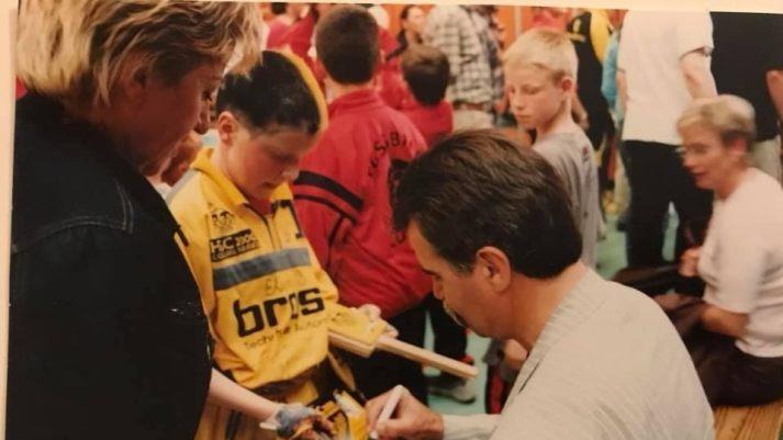 Erinnerungen an die Angerhalle:  Maximilian Forkel, inzwischen etwas älter geworden und in den Stadtrat gewählt, holt sich ein Autogramm vom damligen Handball-Bundestrainer Heiner Brand