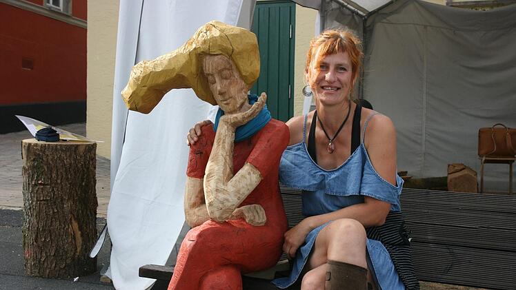 Die Holzbildhauerin Judith Franke und ihre Sitzende auf der MitfahrbankMaria Löffler