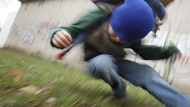 Brutaler Angriff in Ansbach: Ein 3-J&auml;hriger und sein Vater sind von einem 23-j&auml;hrigen verpr&uuml;gelt worden. Symbolfoto: Oliver Berg/dpa