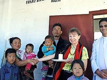 Die indische Familie vor ihrem neuen Haus Foto: Ernst Klimek