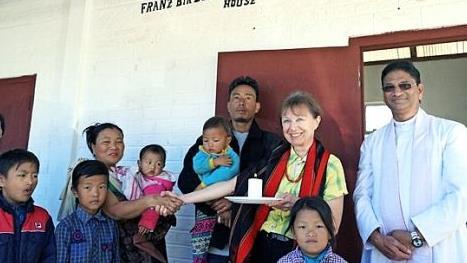 Die indische Familie vor ihrem neuen Haus Foto: Ernst Klimek