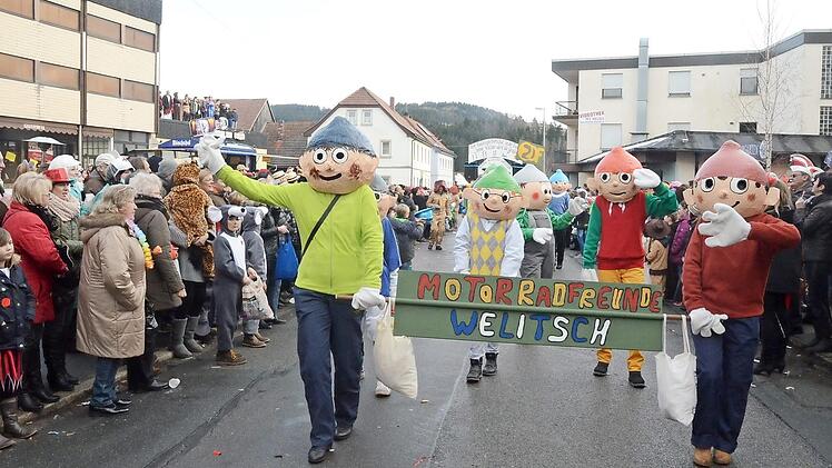 Zum Vergleich eine Aufnahme vom Faschingsumzug 2013, es jubeln allj&auml;hrlich Tausende von Faschingsfans an den Stra&szlig;en und aus den Fenstern dem bunt kost&uuml;mierten Gaudiwurm zu und gestalten ein tolles Treiben. Mehrere Musikkapellen begleiten das Spektakel musikalisch.