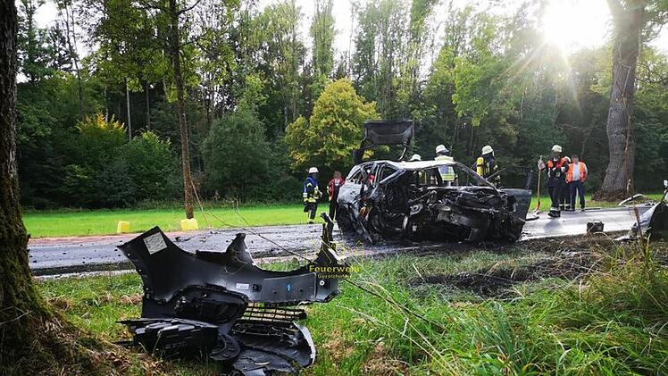 Unfall bei Michelau: Auto brennt komplett aus
