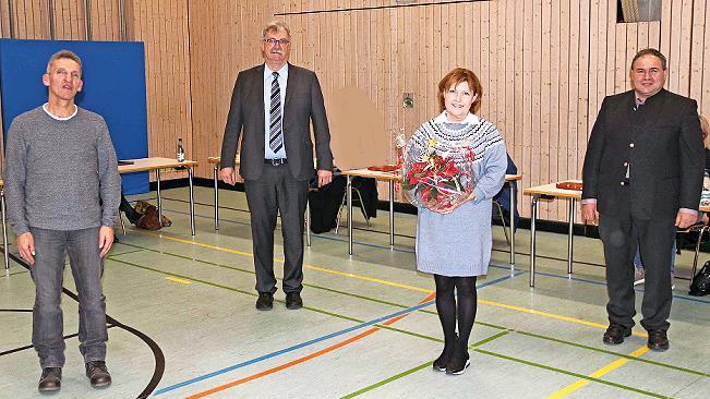 Bürgermeister Helmut Dietz (Zweiter von links) übergab an Robert Bohla (links), Dieter Reisenweber und Birgit Finzel (von rechts) die Kommunale Verdiensturkunde des Freistaates Bayern.