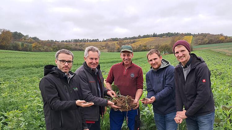 Ein engagiertes Team mit dem Ziel Gewässer- und Bodenschutz auf den Feldern der Region zu stärken (von links): Vom AELF Felix Grosch und Rainer Schubert, Demobetriebsleiter Senior Gerhard Fella, Julian Megner und Wasserberater Peter Reitz (beide A...