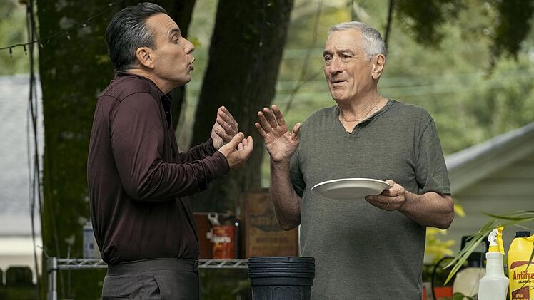Sebastian (Sebastian Maniscalco, links) will die Liebe seines Leben heiraten. Als sein Vater Salvo (Robert De Niro) die Familie der Schwiegertochter in spe kennenlernen soll, läuft nichts, wie geplant.