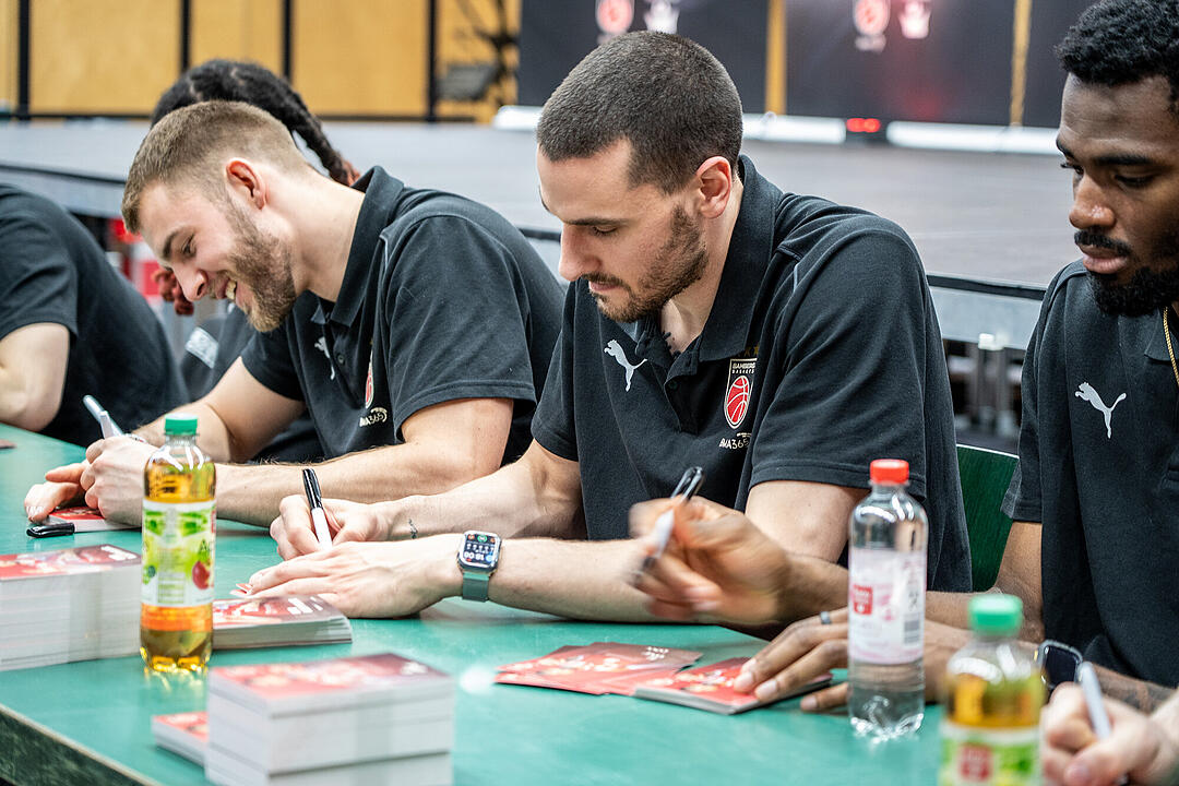 Freak City feiert seine Pokal-Helden.