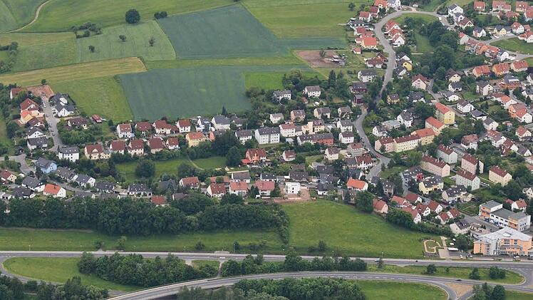 Im oberen Teil der freien Fläche (Bildmitte) soll das Baugebiet "Himmelreich" entstehen Foto: Archiv/Ronald Rinklef