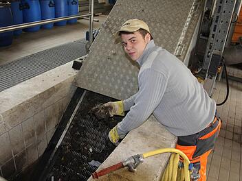 Dieser Feinrechen mit Sandseparator in der Kläranlage Ebern Nahe der Hetschingsmühle, an dem Simon Baiersdorfer, Fachkraft für Abwassertechnik arbeitet, muss ausgetauscht werden. Foto: Helmut Will
