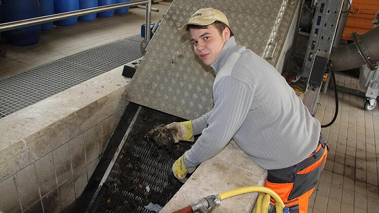 Dieser Feinrechen mit Sandseparator in der Kläranlage Ebern Nahe der Hetschingsmühle, an dem Simon Baiersdorfer, Fachkraft für Abwassertechnik arbeitet, muss ausgetauscht werden. Foto: Helmut Will