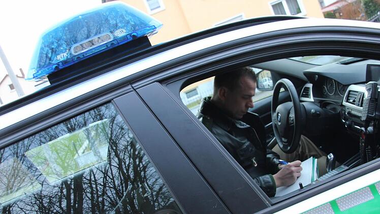 Markus Stöckl protokolliert den Unfall. Foto: Sebastian Martin