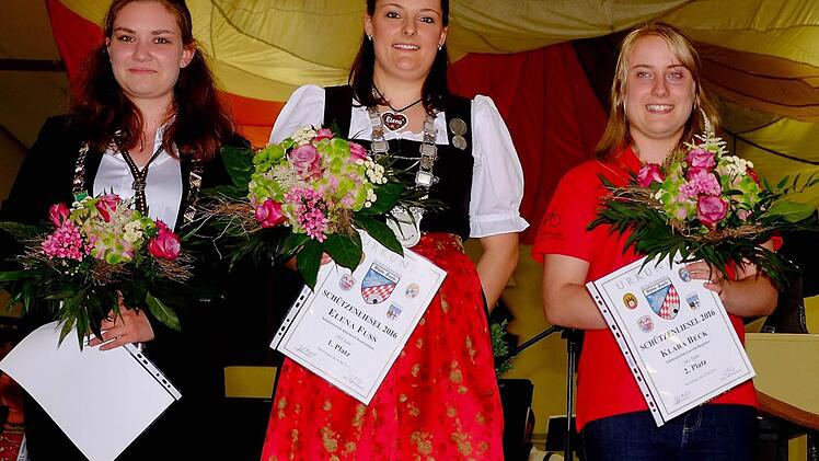 Die Schützenliesel des Gaus heißt heuer Elena Fuß (Mitte). Sie kommt von dem Schützenverein Almrausch. Ihr folgen auf Platz 2 Klara Beck (rechts, Burghausen) und auf Platz 3 Anja Weingärtner (Arnshausen). Foto: Gerd Schaar