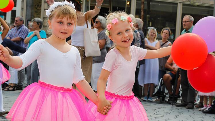 Insgesamt nahmen 50 Gruppen an dem Kinderfestzug beim Kronacher Freischießen teil. Foto: Matthias Hoch