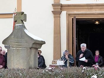 Begleitet von den Fahnenabordnungen der Vereine gedachte Johann Scheiger der verstorbenen VdK-Mitglieder am Ehrenmal für die Gefallenen der Weltkriege. Foto: Christian Ziegler