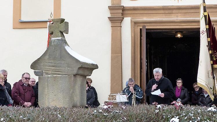 Begleitet von den Fahnenabordnungen der Vereine gedachte Johann Scheiger der verstorbenen VdK-Mitglieder am Ehrenmal für die Gefallenen der Weltkriege. Foto: Christian Ziegler