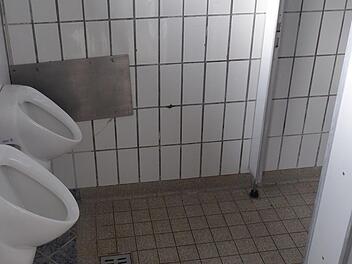 Die Sanitäranlagen im Ebracher Naturbad müssen demnächst  saniert werden. Foto: Walter Hanslok