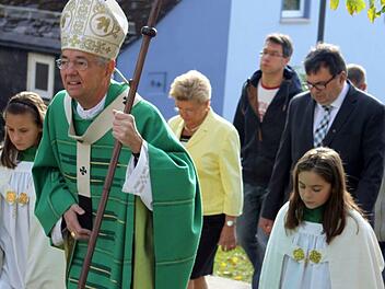 Erzbischof Ludwig Schick auf dem Weg in die Kirche von TschirnMichael Wunder