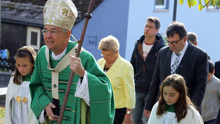 Erzbischof Ludwig Schick auf dem Weg in die Kirche von TschirnMichael Wunder