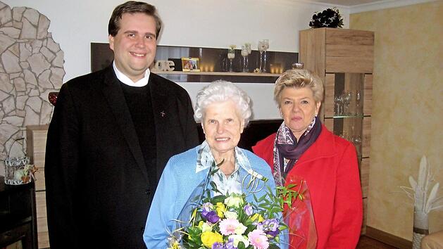 Die Jubilarin Adelgunde Raab freute sich &uuml;ber den Besuch von B&uuml;rgermeisterin Gabriele Weber und Dekan Detlef P&ouml;tzl. Foto: Paul Hader