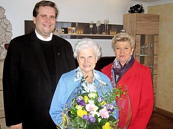 Die Jubilarin Adelgunde Raab freute sich über den Besuch von Bürgermeisterin Gabriele Weber und Dekan Detlef Pötzl. Foto: Paul Hader
