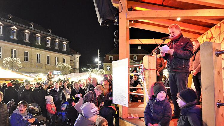 Kronachs B&uuml;rgermeister Wolfgang Beiergr&ouml;&szlig;lein hofft, dass die Besucher auf dem Weihnachtsmarkt dem Alltagsstress f&uuml;r einen Moment entfliehen k&ouml;nnen.  Foto: Sandra Hackenberg