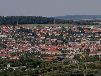 Blick auf die Ebelsbacher Bebauung am Berg: Auf der oberen Grünfläche zwischen  dem Wald und der bestehenden Bebauung soll das Baugebiet "Am Herrenwald" realisiert werden. Günther Geiling