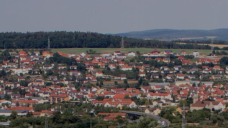 Blick auf die Ebelsbacher Bebauung am Berg: Auf der oberen Grünfläche zwischen  dem Wald und der bestehenden Bebauung soll das Baugebiet "Am Herrenwald" realisiert werden. Günther Geiling