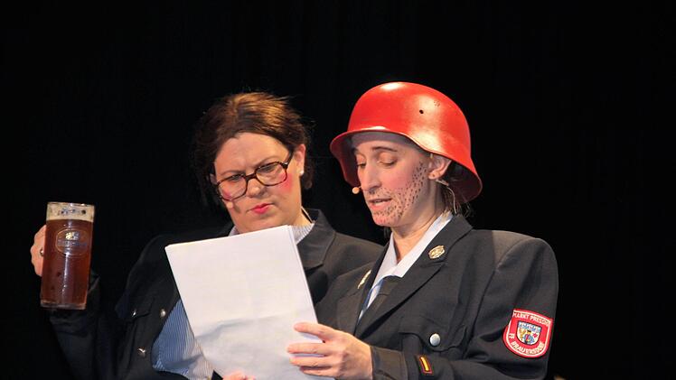 Elsbeth (Steffi Dressel) und Alois (Tina Baumstark) berichteten von ihrem Dienst in der Aushilfsfeuerwehr.