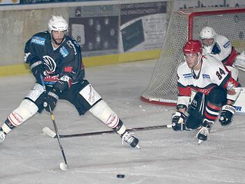Im letzten Aufstiegsrundenspiel der Haßfurter Hawks schraubte Michael Babkovic (links) sein Torkonto noch einmal nach oben: In Bad Aibling gelang dem 31-Jährigen sein sechster "Dreierpack" der Saison.  Foto: Ralf Naumann