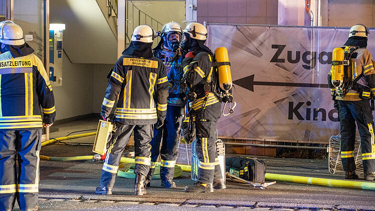 Bamberg: Auto brennt im Atrium aus