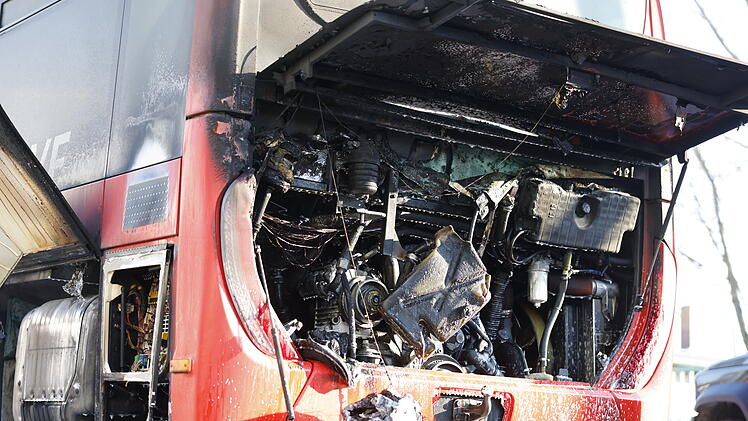 Motorraum von Reisebus im Vollbrand: Feuerwehr verhindert komplettes Ausbrennen
