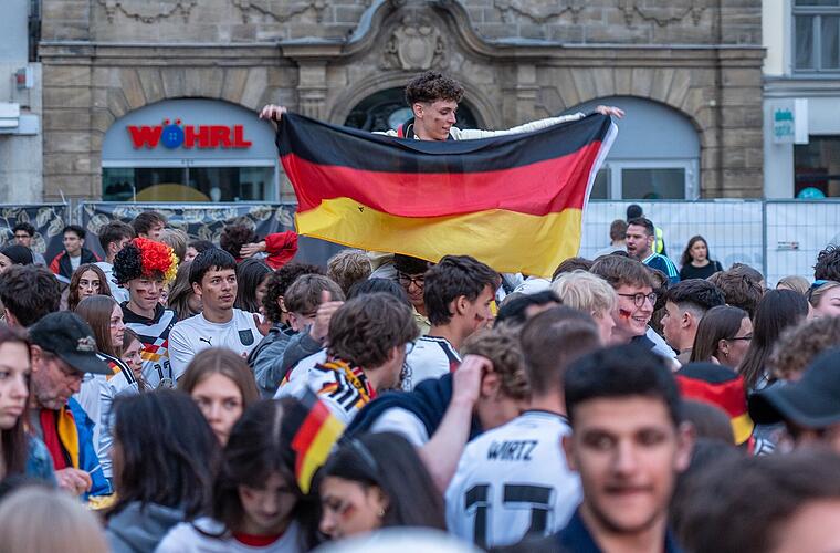 Massen feiern in Bamberg WM-Auftakt: Video von "Bayerns einziger Fanmeile"