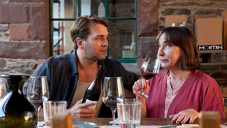 Judiths Lebensgef&auml;hrte Alain (Pierre Kiwitt) und deren Mutter Karen (Steffi K&uuml;hnert) verstehen sich gut und ahnen nicht, wie gef&auml;hrlich Judiths aktueller Fall f&uuml;r die Ermittlerin werden k&ouml;nnte.