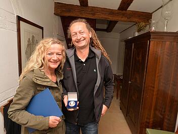 Birgit und Peter Fröhlich stehen im Hausplatz des Einzeldenkmals Tocklergasse 1 in Bamberg, für dessen Rettung sie die bayerische Denkmalschutzmedaille erhalten haben. Alle Fotos: Ronald Rinklef