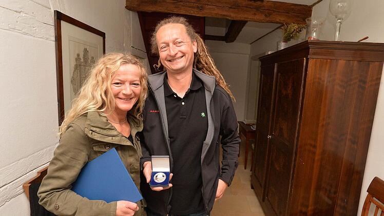 Birgit und Peter Fröhlich stehen im Hausplatz des Einzeldenkmals Tocklergasse 1 in Bamberg, für dessen Rettung sie die bayerische Denkmalschutzmedaille erhalten haben. Alle Fotos: Ronald Rinklef