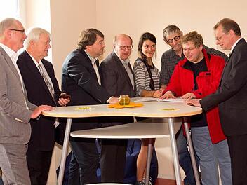 Noch gibt es einiges zu besprechen und zu tun im Aufenthaltsraum für die Schüler der Berufsfachschule für Musik. Das weitere Vorgehen wird mit den Sponsoren besprochen. Von links: Schulleiter Andreas Wolf, Dr. Dieter Unger (Sponsor), Nikolaus Wiegand (Sponsor), Ludwig Hertel (Vorsitzender Förderverein) Mirjam Widmann (Schülersprecherin), Dieter Kampen (Hausmeister), Johannes Kretschmer (Schülersprecher), Robert Porzelt (Sponsor, Sparkasse Kulmbach-Kronach)  Foto: Karl-Heinz Hofmann