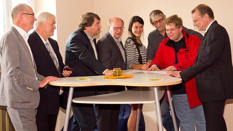 Noch gibt es einiges zu besprechen und zu tun im Aufenthaltsraum für die Schüler der Berufsfachschule für Musik. Das weitere Vorgehen wird mit den Sponsoren besprochen. Von links: Schulleiter Andreas Wolf, Dr. Dieter Unger (Sponsor), Nikolaus Wiegand (Sponsor), Ludwig Hertel (Vorsitzender Förderverein) Mirjam Widmann (Schülersprecherin), Dieter Kampen (Hausmeister), Johannes Kretschmer (Schülersprecher), Robert Porzelt (Sponsor, Sparkasse Kulmbach-Kronach)  Foto: Karl-Heinz Hofmann