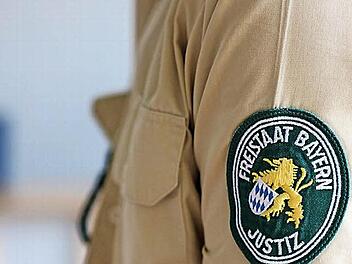 Das Gericht hielt dem jungen Mann zugute, dass er noch nicht ernsthaft mit dem Gesetz in Konflikt geraten ist. Das Symbolfoto zeigt einen Justizbeamten.  Foto: Christopher Schulz