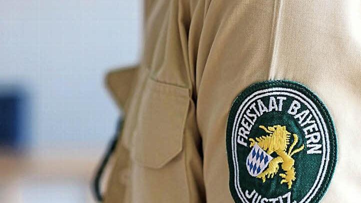 Das Gericht hielt dem jungen Mann zugute, dass er noch nicht ernsthaft mit dem Gesetz in Konflikt geraten ist. Das Symbolfoto zeigt einen Justizbeamten.  Foto: Christopher Schulz