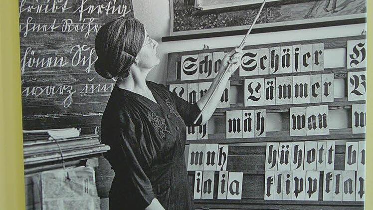 Lehrerin im Schulmuseum Aschach bei einer Führung. Foto: Brigitta Kempe-Wolf