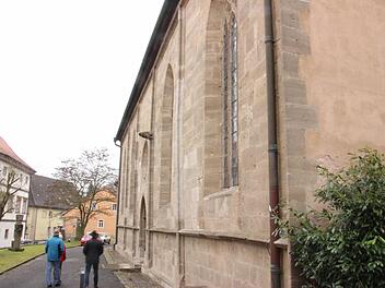 Ein Teil der Außenmauer an der nördlichen Fassade der Stadtpfarrkirche wölbt sich nach außen.  Foto: Heike Beudert