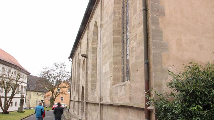 Ein Teil der Außenmauer an der nördlichen Fassade der Stadtpfarrkirche wölbt sich nach außen.  Foto: Heike Beudert